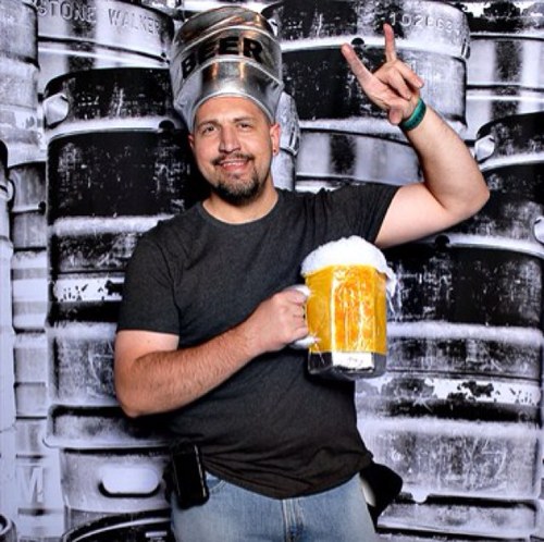 35, 6'3, 224#, shaved head & goatee. I'm a bartender from Chicago who does stand-up and improv!