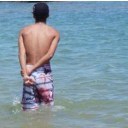 Enquanto o que eu acreditava se perdeu,
Eu sigo em frente, estou de pé,
Ninguém pode tirar o que já conquistei,
O medo renova a minha fé...