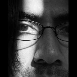 Nací en el seno de una familia con mucha tangente, me formé como ingeniero, artes que uso para deformar los conocimientos de matemáticas en adolescentes.