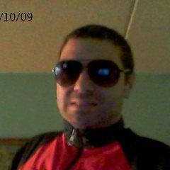 choco con ganas de divertirse y alegre merchoso