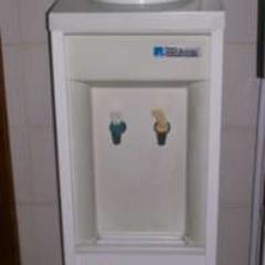 rapaz alto, com duas mangueiras aquaticas, molhado, aguas transparentes e casado com a @carol_caralho K3