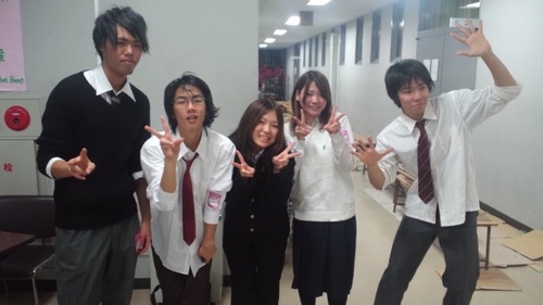 京都の5ピース・ポップバンド。同志社大学心理学部2回生によって構成される。「ポップでかわいいパーティーバンド」をコンセプトに、心理学がテーマのオリジナル曲で活動中！cock10所属バンド。Voムロちゃん、Gtだっち、Gtけんけん、Baミキティ、Drうっちー。facebookもあるよ。