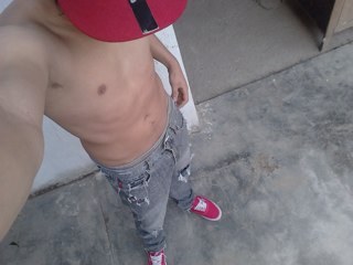 Me defino como un chico alegre,simpatico,muy sociable,apasionado.El baile es mi vida,bailo dia,noche,en la calle,en mi casa,a todas horas, y eso me hace feliz.