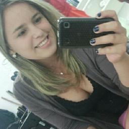 Estou sorrindo feito uma besta, com falta de ar, desconcentrada, obcecada pelo celular e hidratei o cabelo. Enfim, o inferno vai recomeçar.