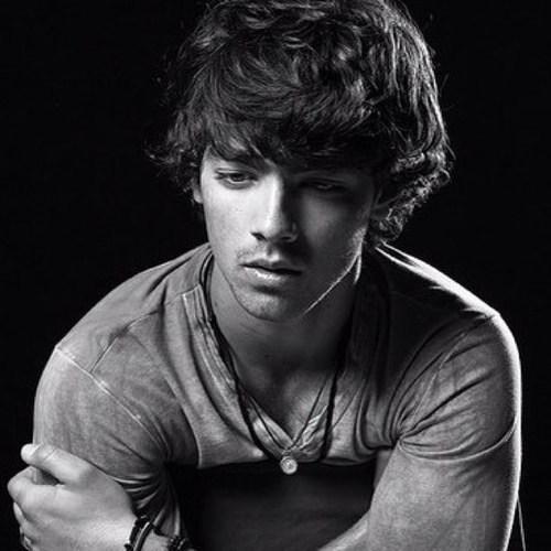Ok so,I'm supposed to describe myself on here? Ok. One word: BadAss. Mom:@RebeckaKlaus Dad:@KingDerekHale #IProtectFam {single} {tribrid}