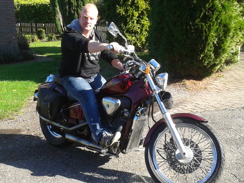 vaak on tour met de snoepkraam. rijd graag motor. houd van kracht training en vissen