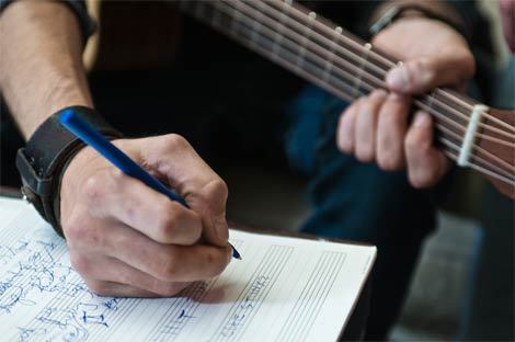 Help Undescovered Musicians Get Follows On Twitter. Follow Back. Private Tweet With info for Shout out!  #GetDescovered