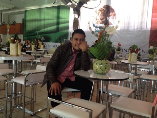 Padre de familia, amigo, abogado, universitario, comprometido con las causas sociales y la cultura.