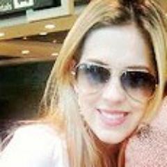 Loira, alta, cabelo comprido e de mexas lisas, olhos grandes e azuis, lábios finos e desenhados, olhar forte e sorriso perfeito... Essa é a Sophia Abrahão ɞ