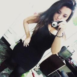 → Uma menina que faz de conta que é a inocente.↑