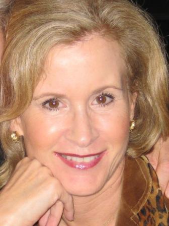 Career in communications of every ilk, esp healthcare and higher ed. Rant at TV, knit; mom of 2 cats, actress/Pilates inst @bcoynes, photographer @bengabbephoto