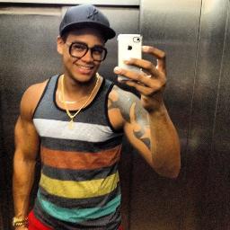 Somos #LéoTinetes apaixonadas pelo @OLeoSantana  e a Familia @bandaparangole ..........