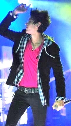 Sou um guri de 13 anos que ama o Sertanejo, inspiração principal @Gusttavo_Lima ;)