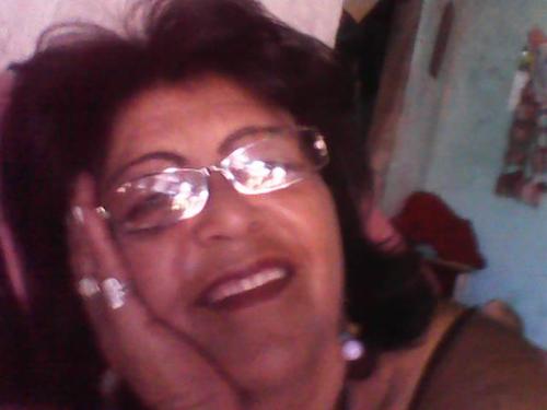 sou morena olhos verdes 3 idade gosto de danca sou mineira moro no df amo muito meus filhos e  a vida acredito muito deus