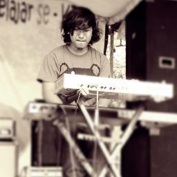 Hidup itu seperti musik, yang harus di komposisi oleh telinga dan perasaan bukan oleh peraturan