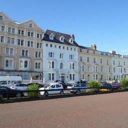 Situated on Llandudno’s Central Promenade, Iris Hotel is just metres from Llandudno Beach. The family-run hotel offers impressive sea views.