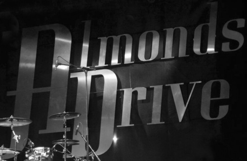 Ca sera en français, ça sera du rock n’roll. On devra vibrer, entendre, écouter, partager. Hymne à l’Homme - sortie – 05 Mars 2013.