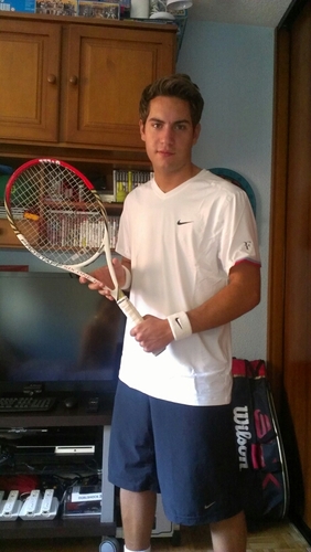 Fan N#1 de Rafa Nadal. Estudiante de Ingeniería Química, Laboratorio de Análisis y Control de Calidad. Tenista y portero de fútbol. Aficiones: el Snooker.