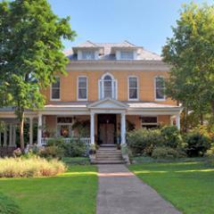 Experience affordable elegance at the only Great Rivers & Routes 4 star bed & breakfast hotel. Only 23 miles from the St. Louis Gateway Arch in Alton, IL.