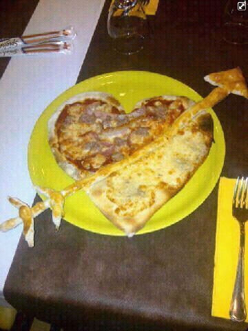Llevo mucho años haciendo pizzas.. Tantos.. que he llegado a quererlas. Hago cada pizza como si fuese para mi... Hago pizzas con CORAZÓN!! Sigueme si te gustan!