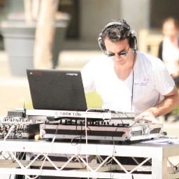 DJ with @NewCitySound (deep melodic house & anything else with integrity), Sport (mainly Arsenal + Cycling), Culture, Current Affairs, Yoga etc etc