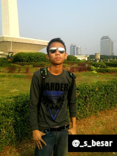 aku dengar tangismu dari sini..
aku dengar..!!
namun aku hanya bisa mendengar...

_Balada orang pinggiran..

~life isn't just waiting ;)