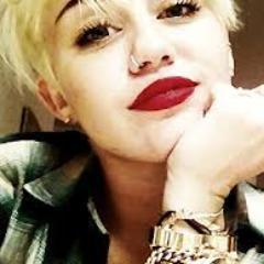 Miley Cyrus I love you, you're my idol, you're cute, perfect, funny, intelligent and more. I love you ♥