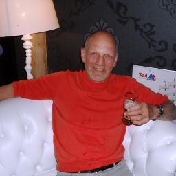 Sportfan, zeiler, muziekliefhebber, schilder/beeldhouwer, Glas-in-Lood ontwerper/maker, vader (4) en grootvader (3), midden van het land, etc, etc, etc