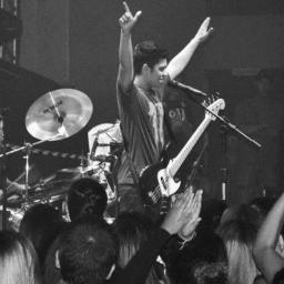 Vocalista,Compositor e multi-instrumentista da Banda Glock.