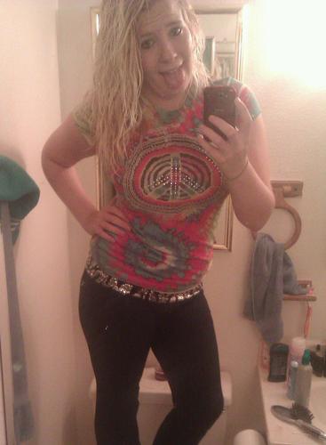 im katie i love my friends im very outgoing n love being my self lol i have a great bf that takes care of me (: