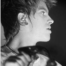 Se eu tenho um motivo pra ainda continuar aqui, esse motivo é você! @Thomasrestart  / Since: 15.10.2012 ♥