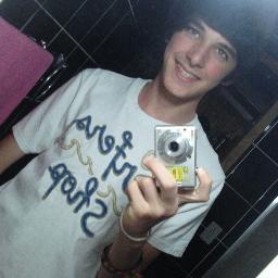 ㅤ
Sou αquele que você NUNCA serα,
    Posso nαõ ser perfeito,
Mαis sαõ os meus defeitos que fαzem eu ser único.