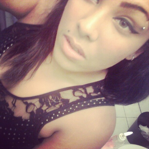 18 - Lesbian & Out & Proud.-goal Setter-thick-makeup 3-dancing3 drake 3,Outspoken, Touqh Bitch - dont take shit. Sweet:)