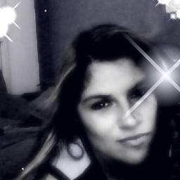 sou filha do Deus vivo,,,e vivo para o adora-lo...(sou simpatica..alegre..e seu repeita o espaço dos outros...