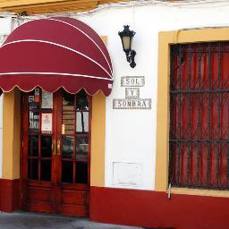 En 1961 se inaugura SOL Y SOMBRA, una taberna de ambiente taurino, en el tradicional barrio de Triana.