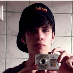 Tenho 16 anos , 1,73 de altura ,  olhos verdes  e muitos defeitos , pois eu não sou perfeito .
