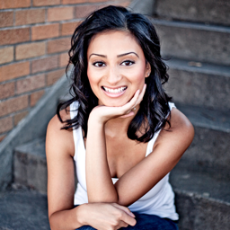PROFESSIONAL MAKEUP ARTIST A graduate of Paramita Academy of Makeup, Sarah is passionate about her work and dedicated to promoting beauty.
It's contagious!