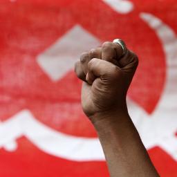 Alienación social, neoliberalismo nazi, competitividad como disolvente de la lucha de clases, conformismo y mucha superficialidad...
Lo que tenemos