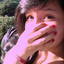 ((Hello and welcome to my room))
Me gusta cantar pero lo hago mal.