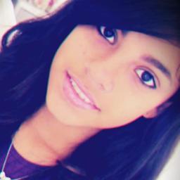 sou fofa, meiga, linda, amiga, educada, bipolar...juro! amo chocolate, sobrenatural, músicas, rock, reggae, preto, alargador, videos e muitas coisas aí *---*