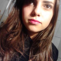 Idiota?sim.Retardada?Claro.Louca?muito.Desastrada? nein se fala.Azarada?até demais.Feliz?SEMPRE.Me segue aae e se não gostar da Unfollow,simples née ;)