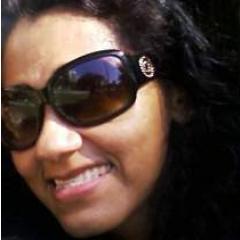 Eu sou à esquerda de quem entra.E estremece em mim o mundo.Sou caleidoscópica:fascinam-me as minhas mutações faiscantes que aqui caleidoscopicamente registro.