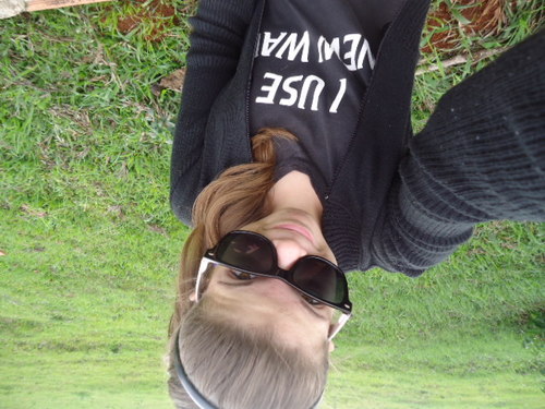 Beim Eu : Louca ;Ciumenta ;Deb-Mental;Divertida ;Esperta ;Inteligentee ; Durminhocaa ; E Sei Cuida Muito Beim Do Que é Meu Táh ;~/ Hshuahuahusahu