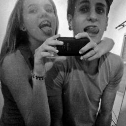 É o seu sorriso bobo o que faz o meu dia valer a pena. Porque é o seu abraço o que me faz sentir protegido. @_Chouett