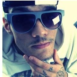 ~ α gαrotiinhα imperfeitα,
αqeelα qeê chorα de dor,
αqeelα qeê ja sofreu poor αmor,
αqeelα qe sαbe se αrrepender ♥