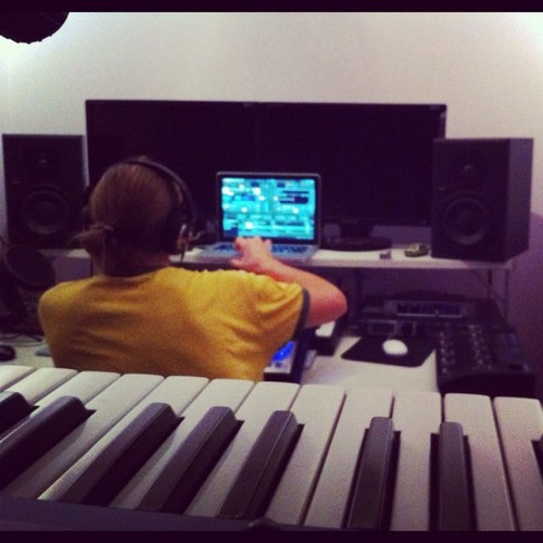 Rockadello's profile picture. Rockadello Bellini - он же, Евгений Прохоров, диджей, композитор и музыкант.