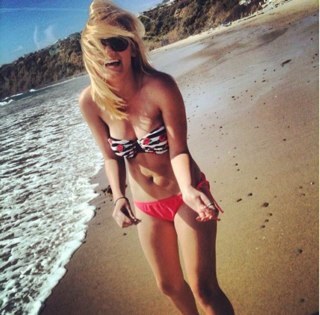 LESBIANS ONLY! no dicks allowed. Tweet me your pussy pic to let me rate your pussy 0/10.