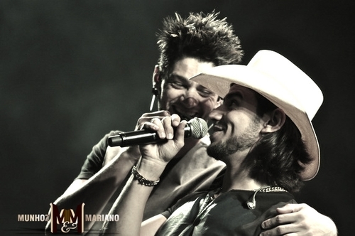 Fã Clube Oficial Munhoz e Mariano.
♫♪ Olhe nos meus olhos e não diga nada, apenas olhe... Eles dizem Eu Te Amo ♫♪
Musica de Bruno Silva e Mariano.