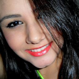 Não desista, vá em frente, sempre há uma chance de você tropeçar em algo maravilhoso. 15 anos, cruzeirense , apaixonada, ciumenta, teimosa , sonhadora .