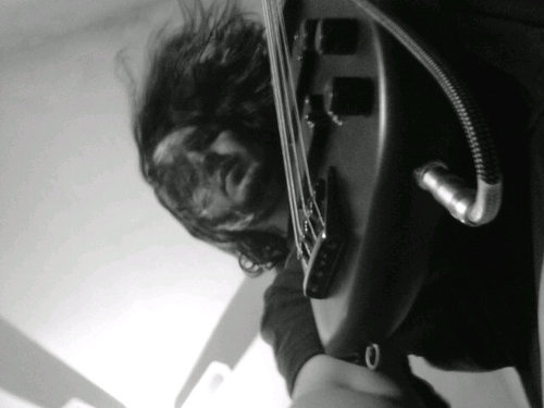Bajista estilo hard rock en banda @blackangelhr....